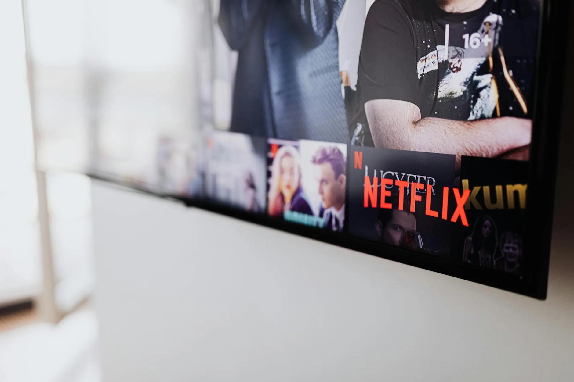 IPTV vs Canal+ en 2026 : Comparatif Honnête et Complet